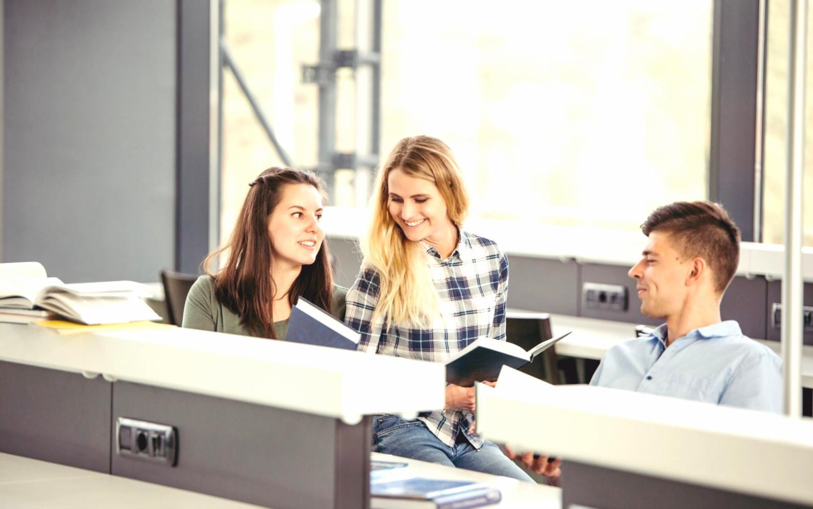 Финансовый консультант работает с документами и графиками инфляции